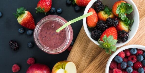 Apple smoothie with berries - a dietary drink for good digestion